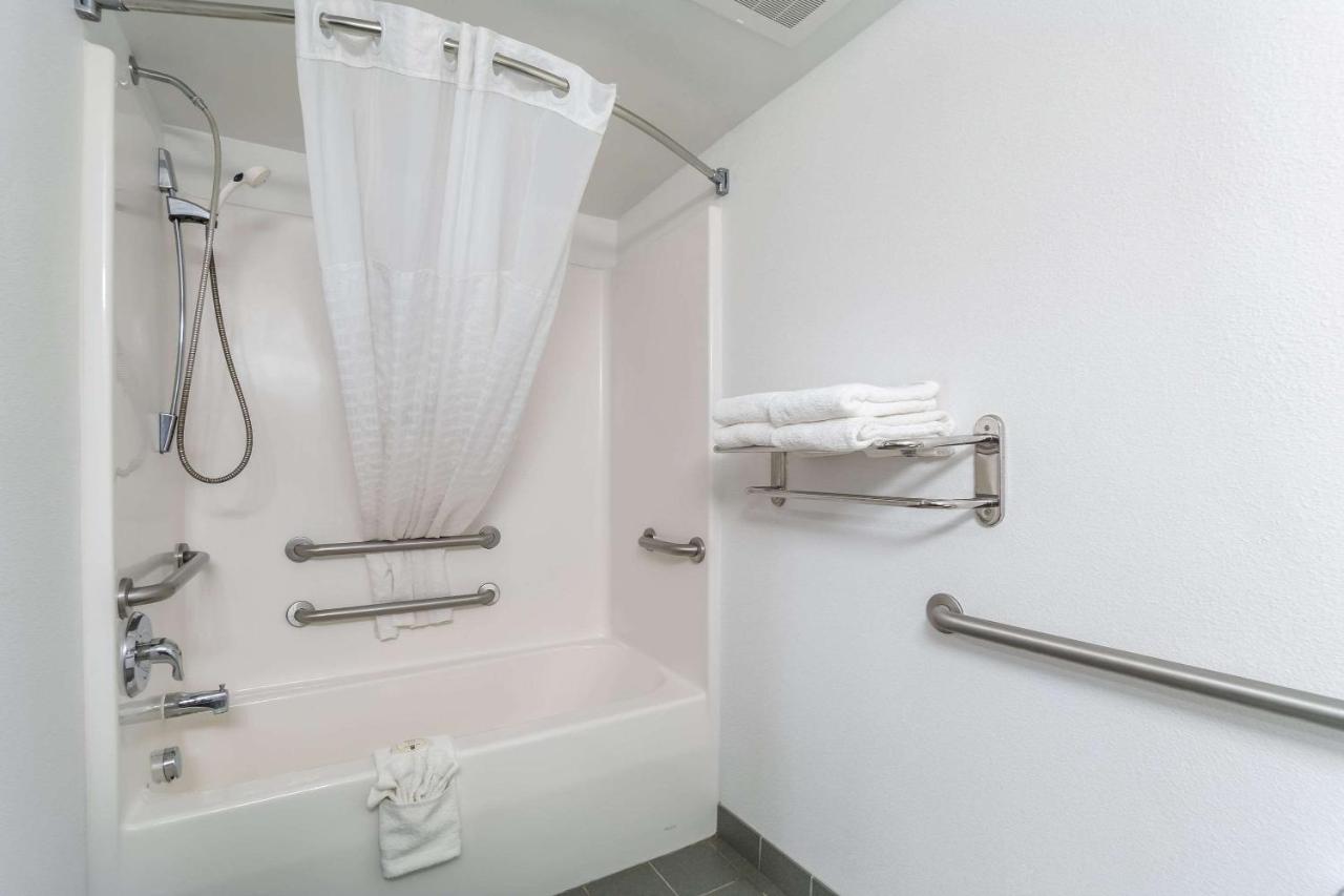 King Room with Accessible Tub - Accessible/Non-Smoking at Quality Inn & Suites Augusta I-20