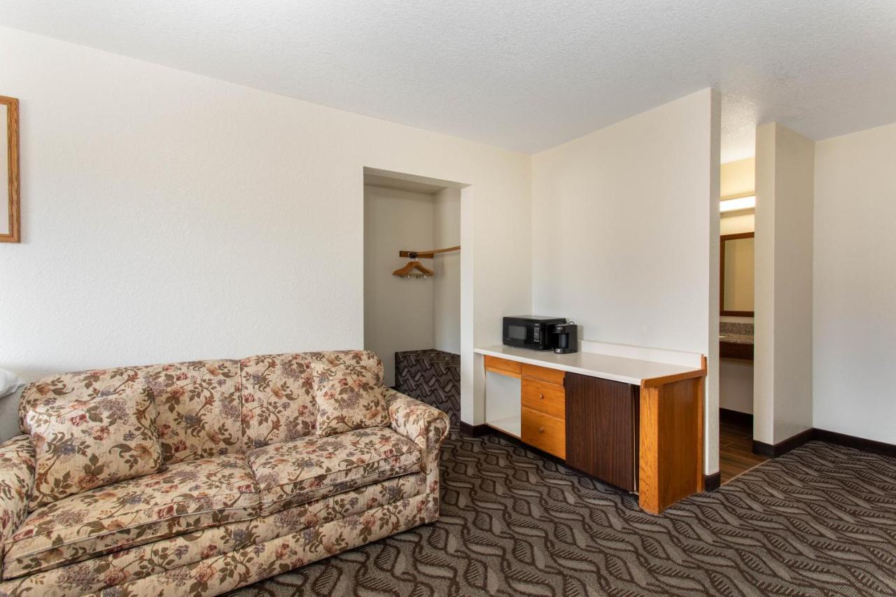 Studio Suite - Non-Smoking at Super 8 by Wyndham Dubois