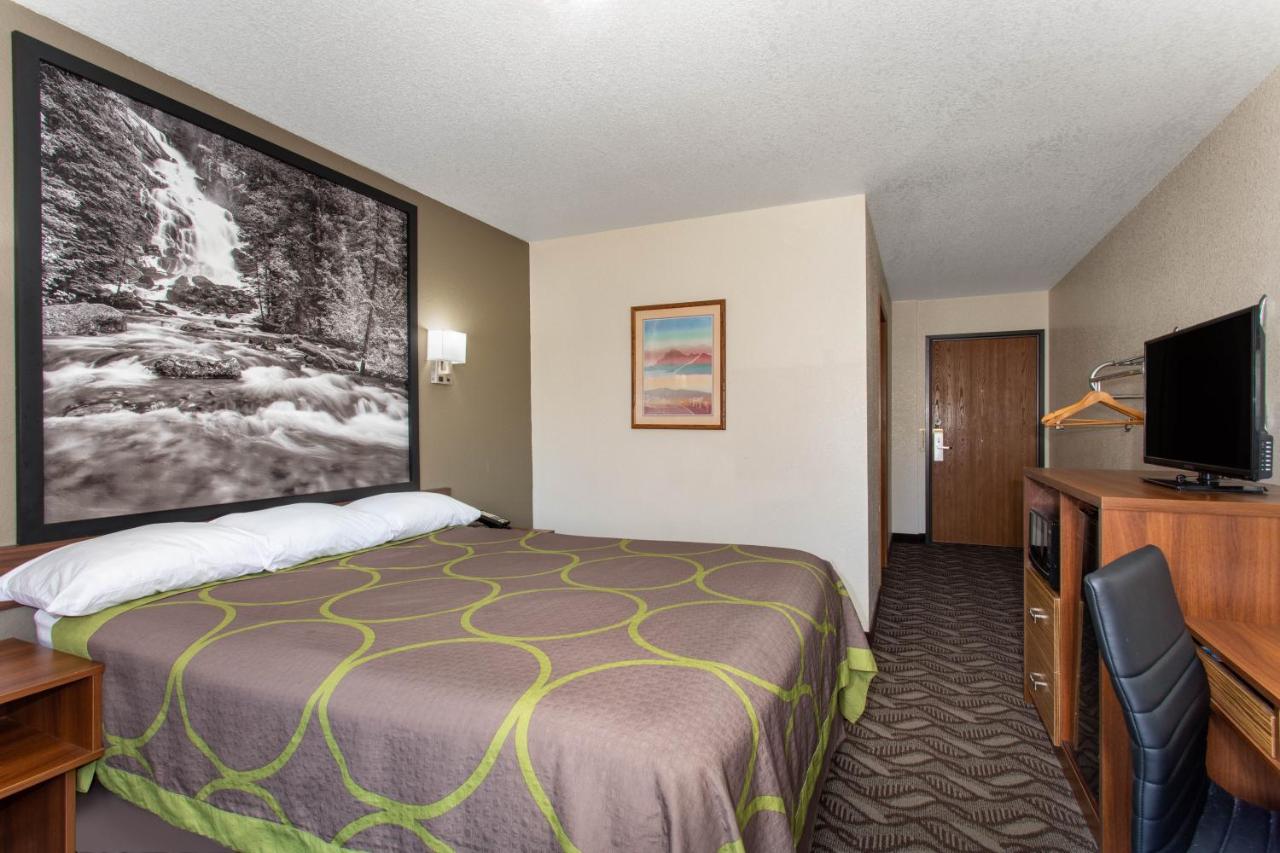 Queen Room - Mobility Access/Non-Smoking at Super 8 by Wyndham Dubois