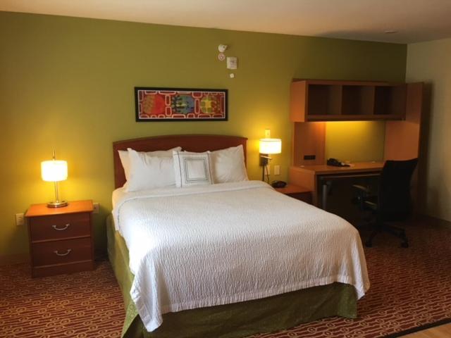 One-Bedroom Queen Suite - Mobility and Hearing Impaired Access/Non-Smoking at Hawthorn Extended Stay by Wyndham Cincinnati NE/Mason