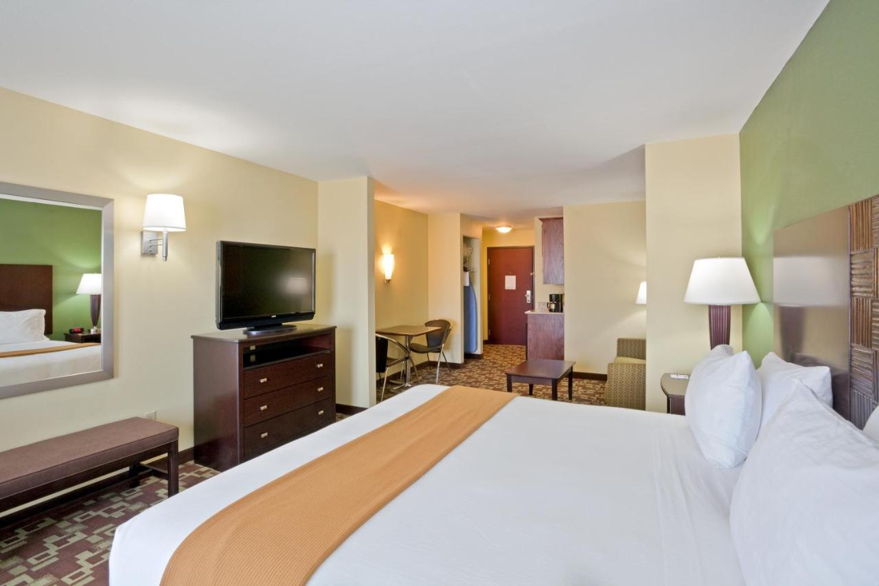 King Room - Disability Access at Holiday Inn Express Hotel & Suites Dumas by IHG