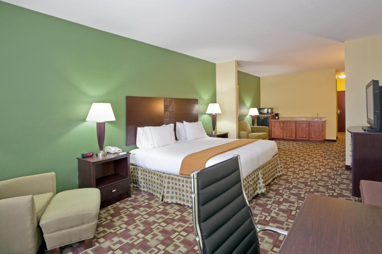 King Room - Disability Access at Holiday Inn Express Hotel & Suites Dumas by IHG