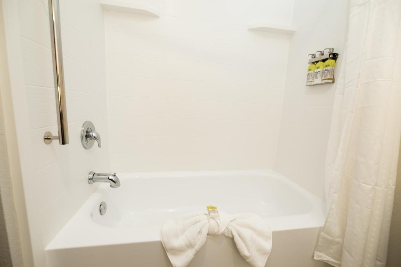 Queen Suite at Holiday Inn Express Clinton by IHG