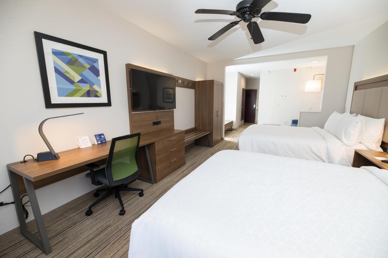 Queen Suite at Holiday Inn Express Clinton by IHG