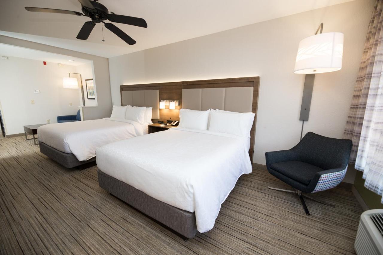 Queen Suite at Holiday Inn Express Clinton by IHG