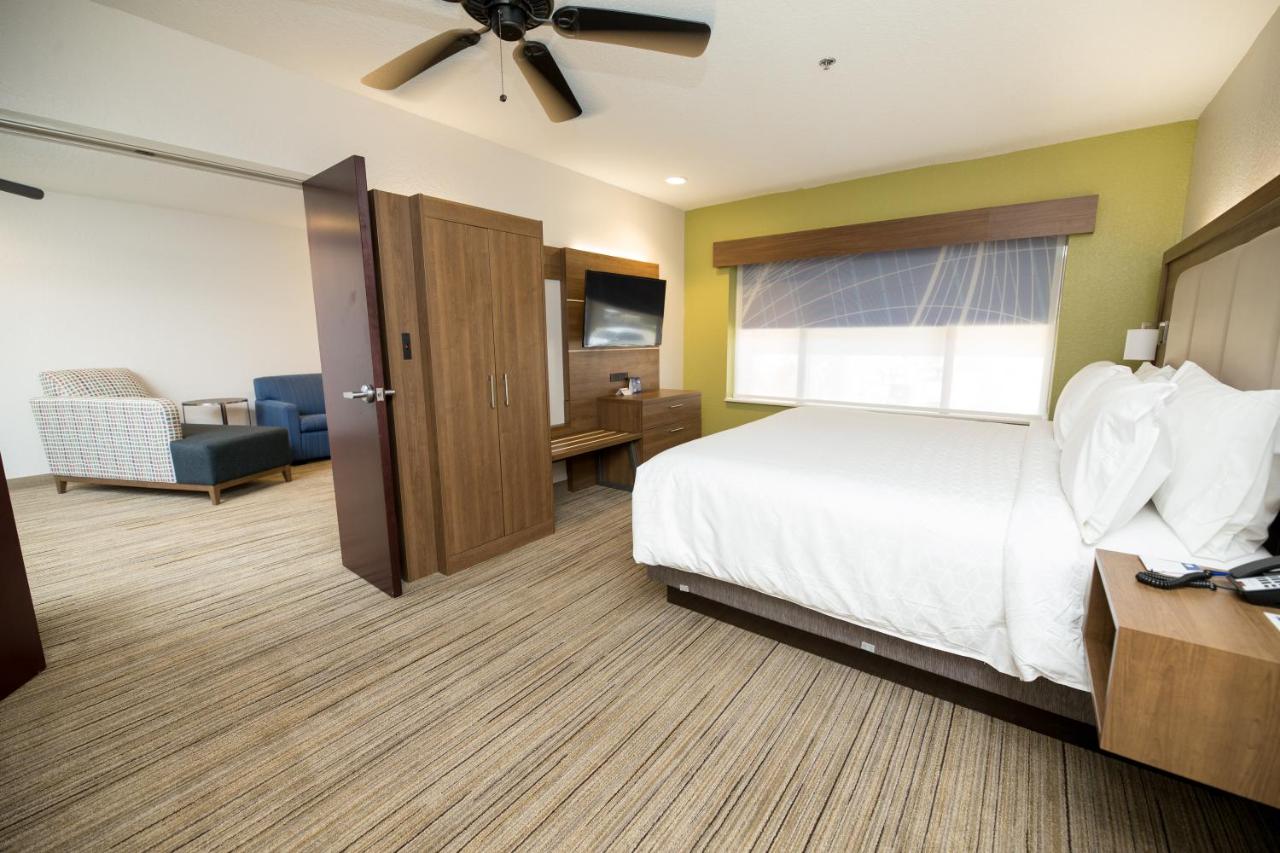 King Suite at Holiday Inn Express Clinton by IHG