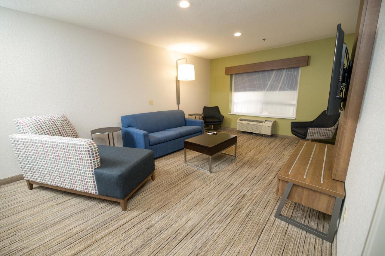 King Suite at Holiday Inn Express Clinton by IHG