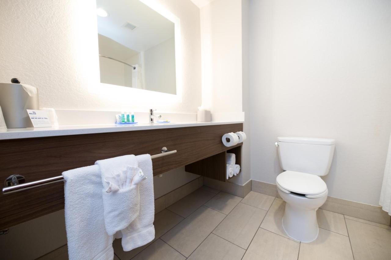 Queen Suite at Holiday Inn Express Clinton by IHG