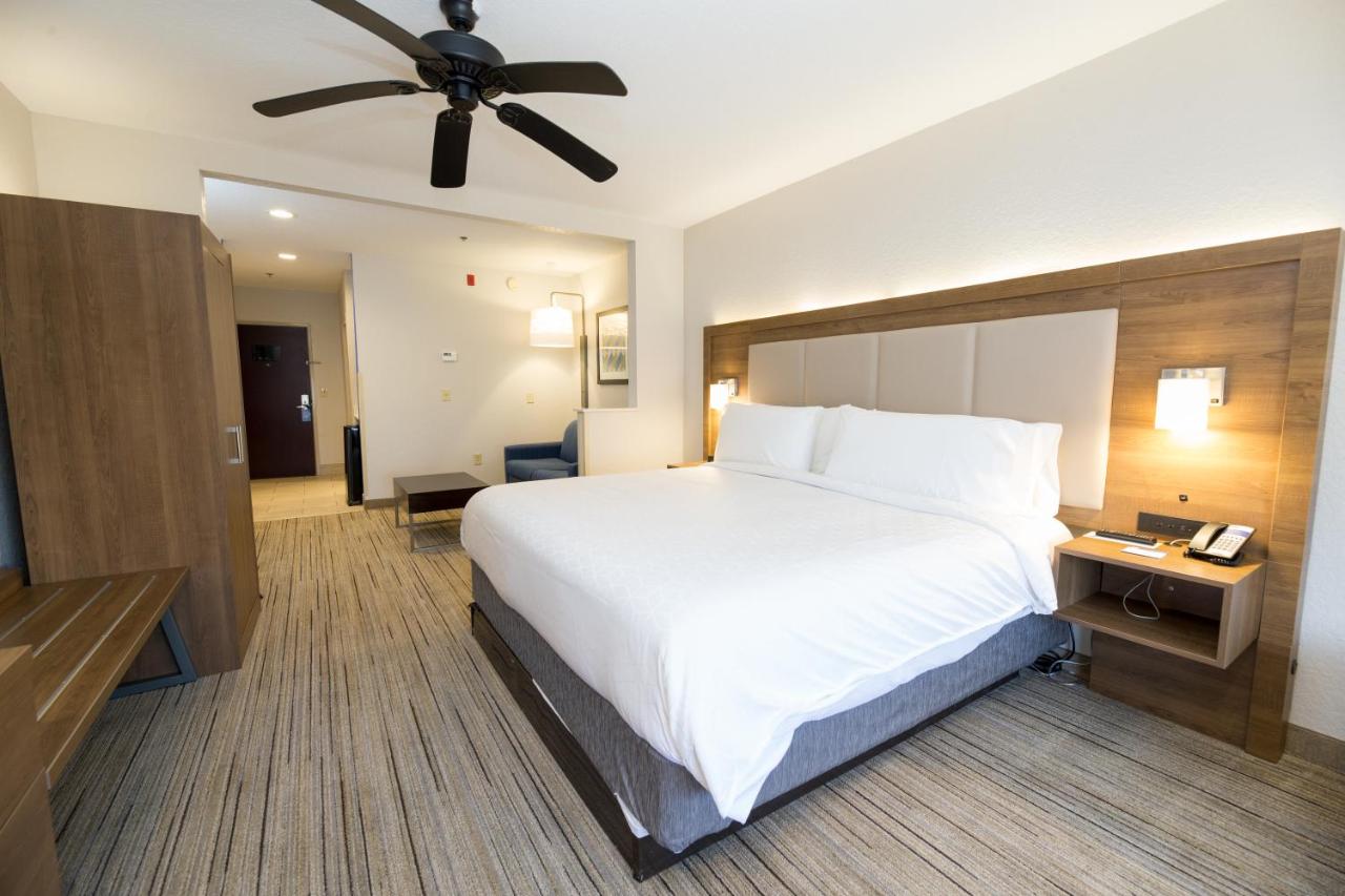 King Suite at Holiday Inn Express Clinton by IHG