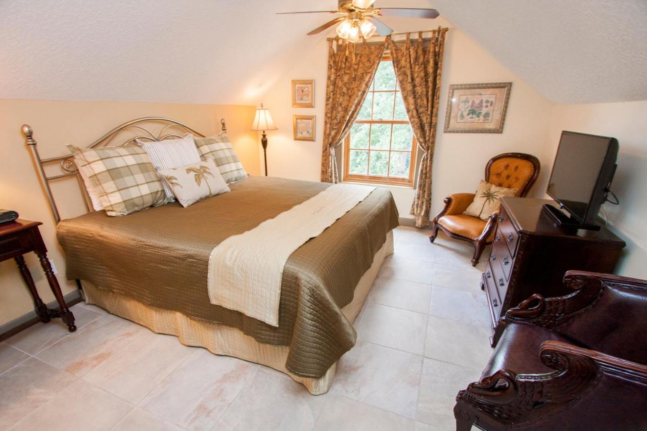 Standard King Room at St George Inn