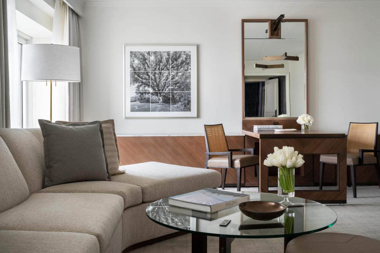 One-Bedroom KIng Suite - Accessible at Four Seasons Hotel Chicago