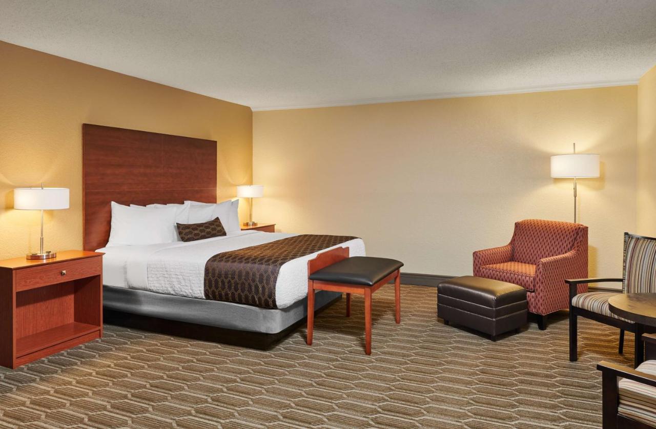 King Suite with Separate Bedroom - Sofabed - Spa Bath - Non Smoking at Best Western Plus Milwaukee Airport Hotel & Conference Ctr