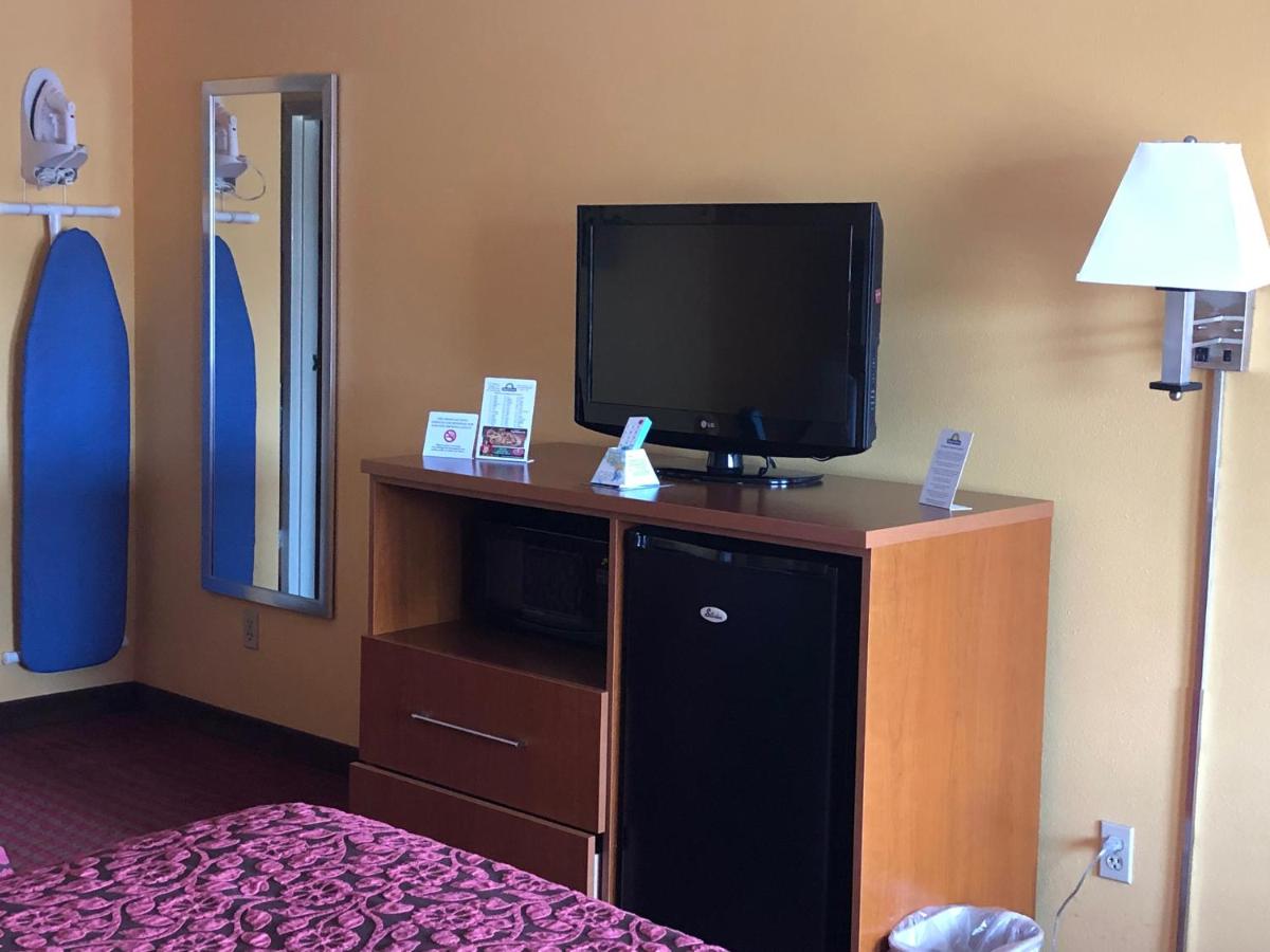 Queen Room with Two Queen Beds - Non-Smoking at Days Inn by Wyndham Franklin