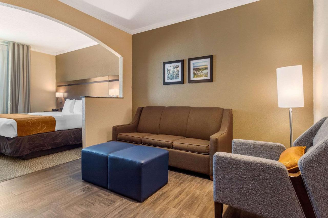 King Suite - Accessible/Non-Smoking at Comfort Suites Baytown I - 10