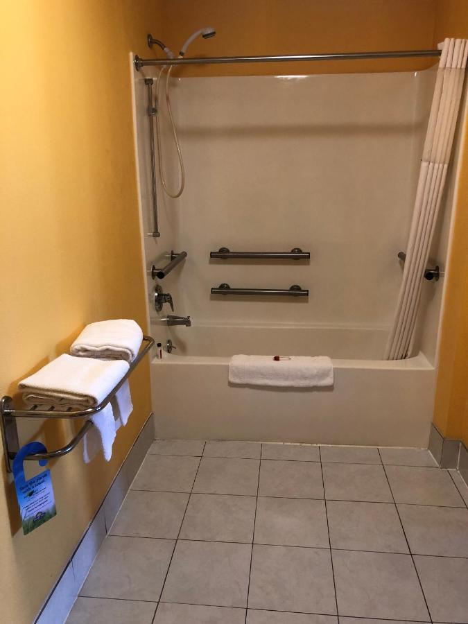 King Room - Mobility Access/Smoking at Days Inn by Wyndham Franklin