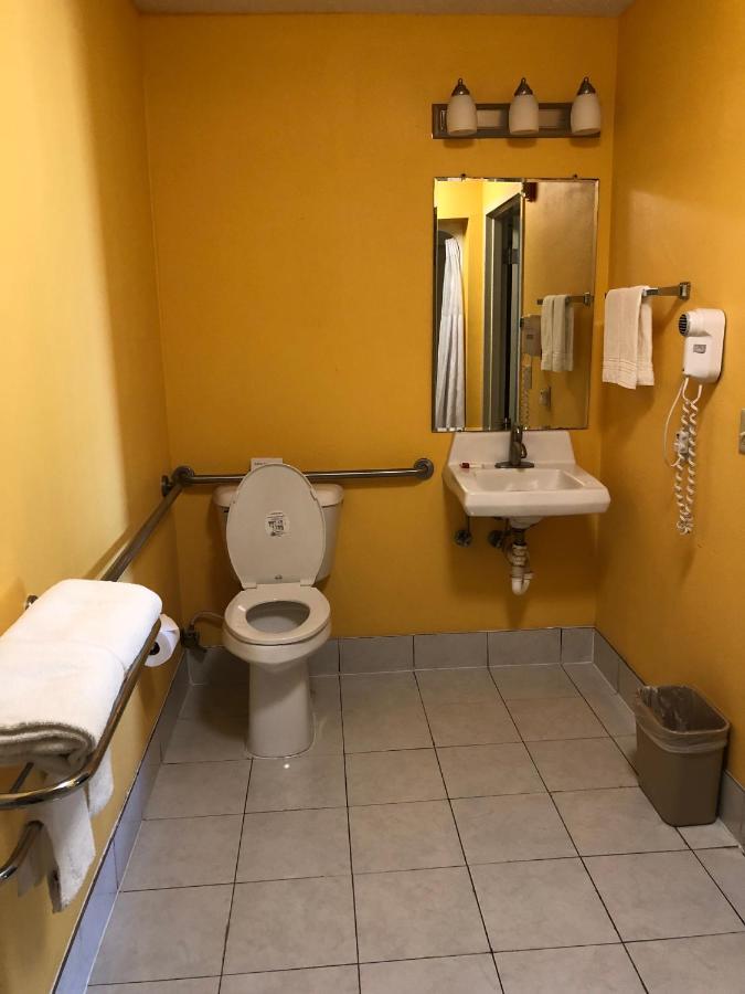 King Room - Mobility Access/Non-Smoking at Days Inn by Wyndham Franklin