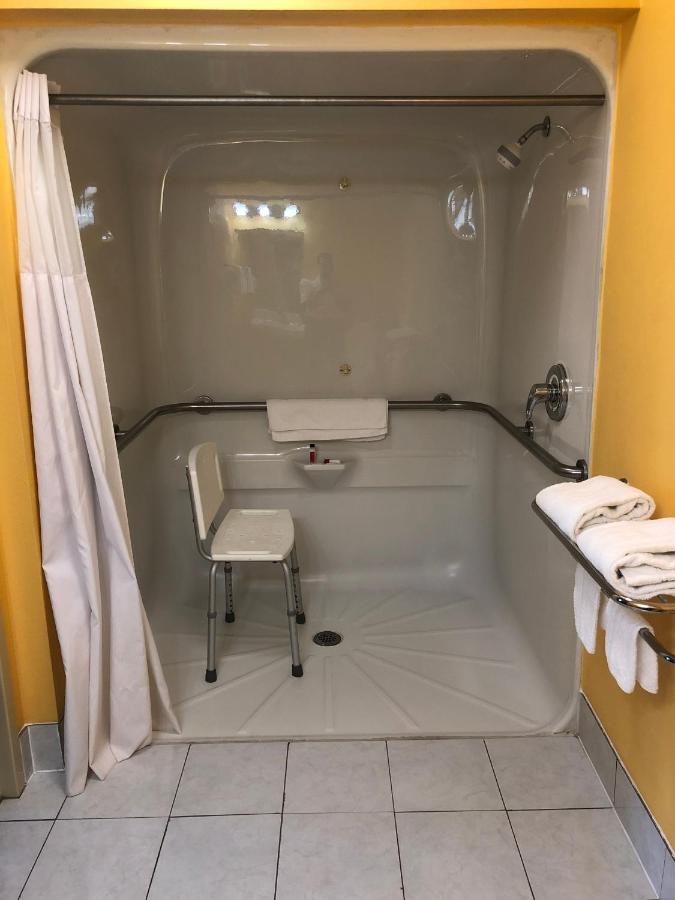 King Room - Mobility Access/Non-Smoking at Days Inn by Wyndham Franklin