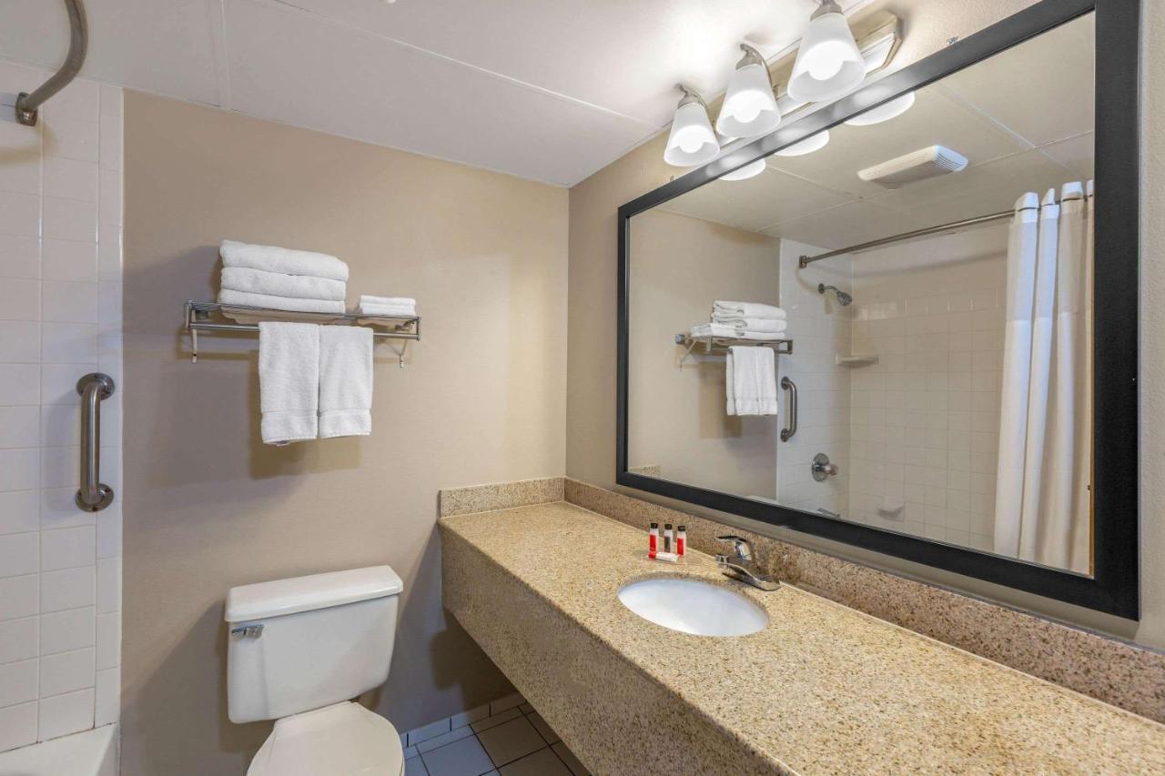 King Room - Non-Smoking at Super 8 by Wyndham Eureka Springs