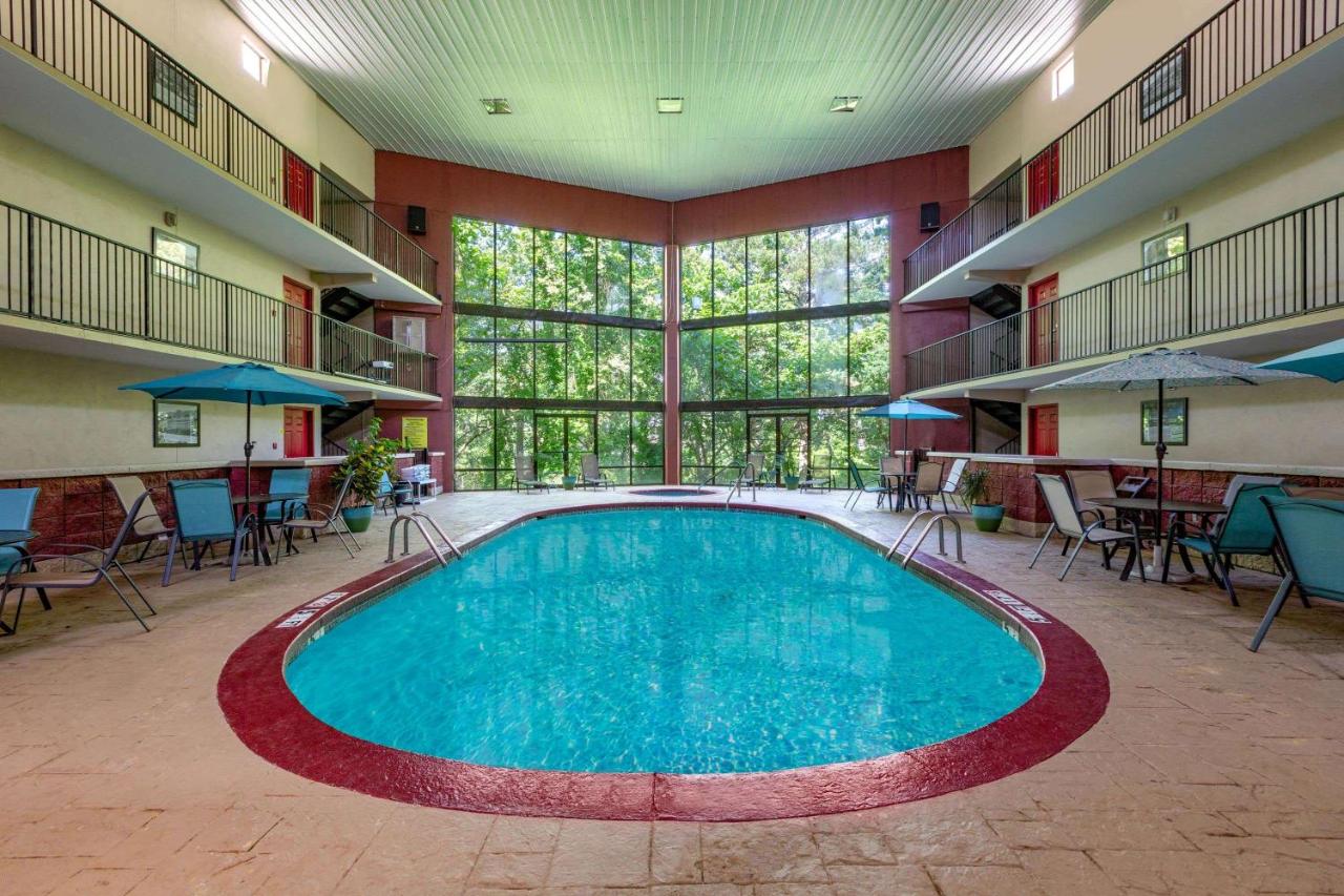 Deluxe King Studio Suite - Non-Smoking at Super 8 by Wyndham Eureka Springs