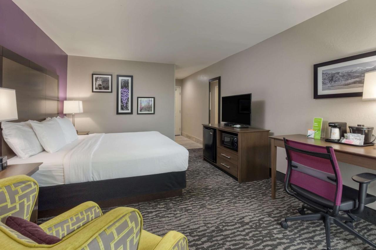 King Room at La Quinta Inn & Suites by Wyndham Visalia/Sequoia Gateway