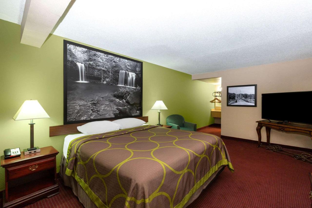 One-Bedroom King Suite - Non-Smoking at Super 8 by Wyndham Eureka Springs