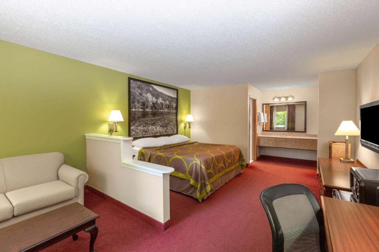 Deluxe King Studio Suite - Non-Smoking at Super 8 by Wyndham Eureka Springs
