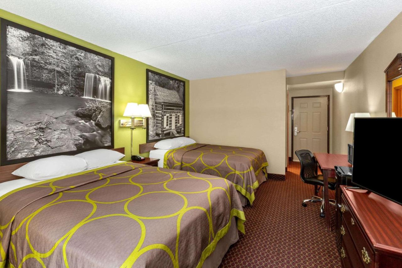 Queen Room with Two Queen Beds - Non-Smoking at Super 8 by Wyndham Eureka Springs