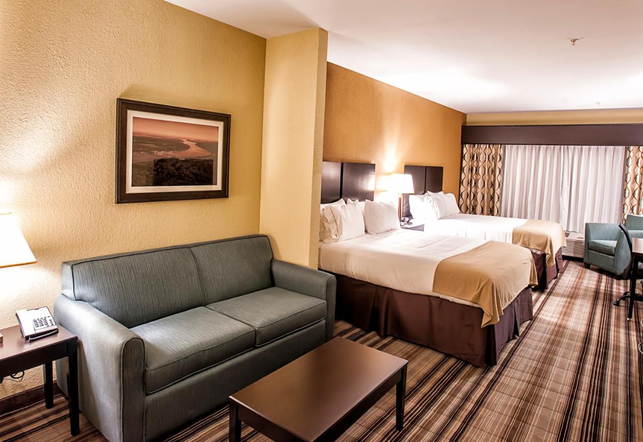 Deluxe King Room - Non-Smoking at Holiday Inn Express Hotel & Suites Natchez South by IHG