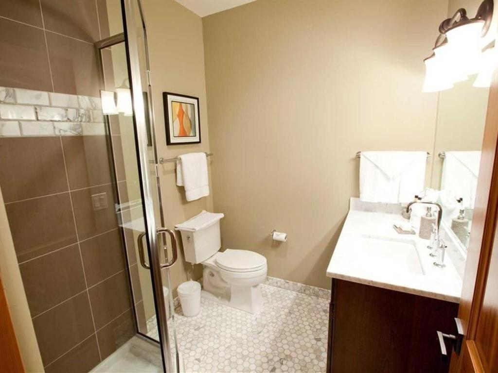 Queen Room at Columbia Cliff Villas Hotel
