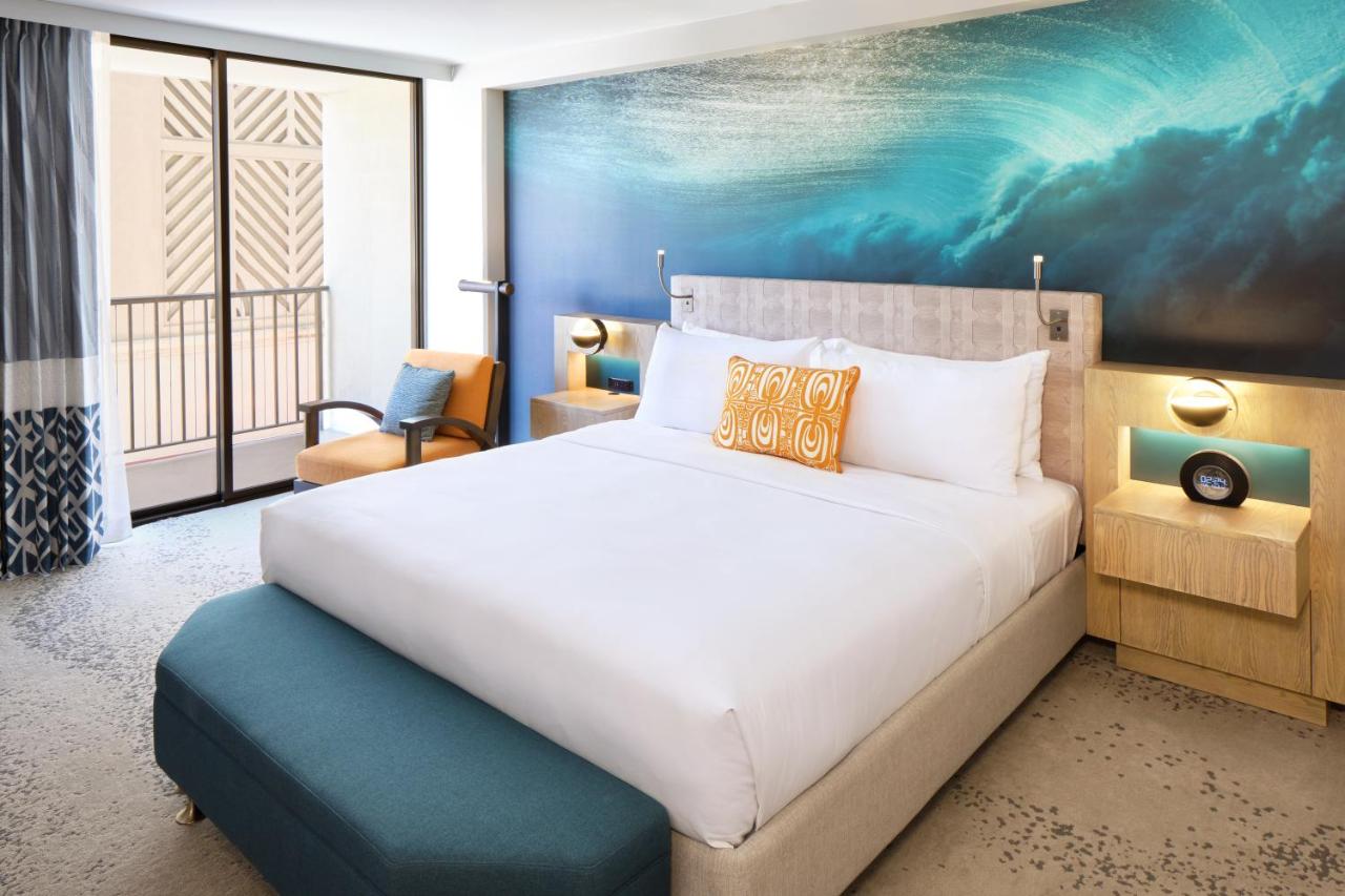 Waikiki View 1 King Bed at OUTRIGGER Waikiki Beachcomber Hotel