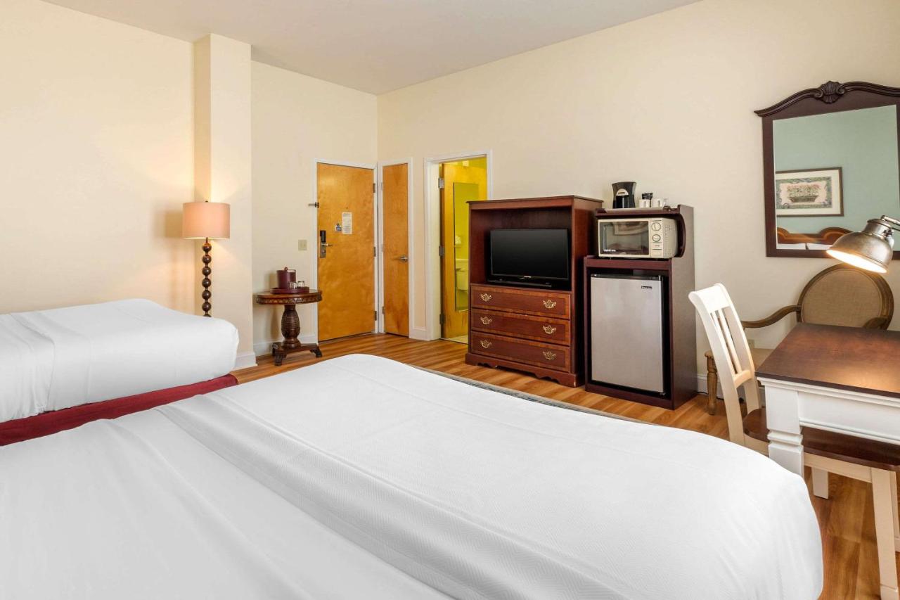 Double Room with Two Double Beds - Non-Smoking at The Carriage House Inn Newport