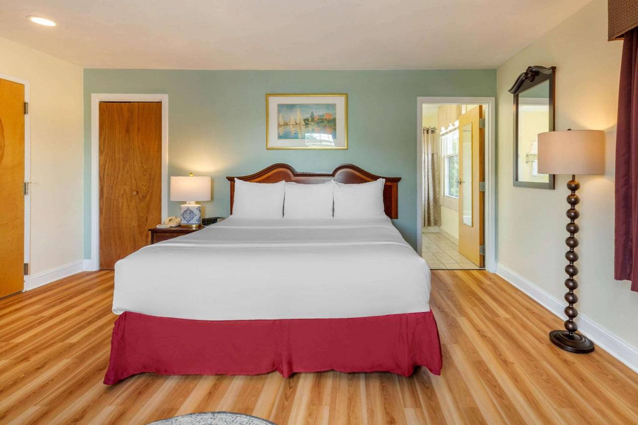 King Room - Non-Smoking at The Carriage House Inn Newport