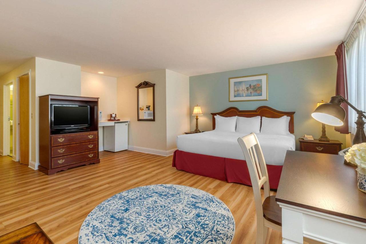 King Room - Disability Access at The Carriage House Inn Newport