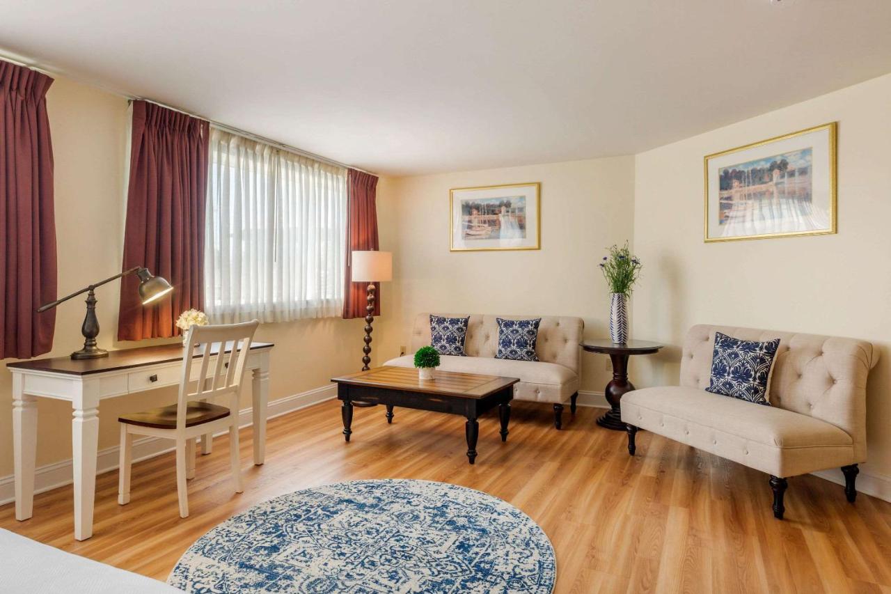King Room - Disability Access at The Carriage House Inn Newport