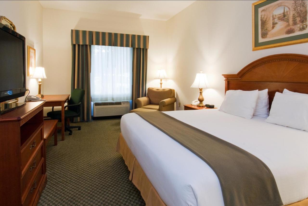 King Room - Disability Access/Non-Smoking at Holiday Inn Express Hotel & Suites Emporia by IHG