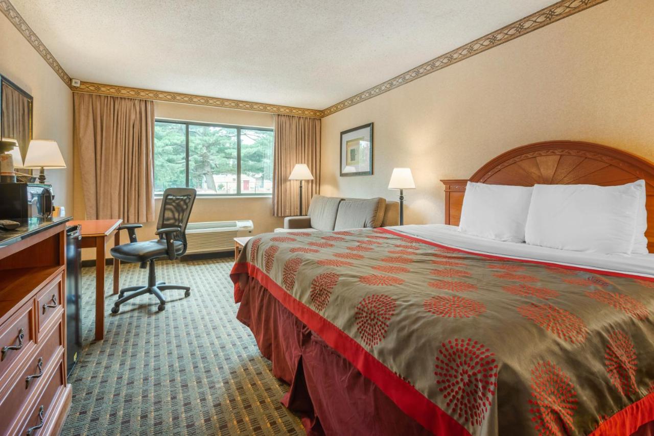 Ramada by Wyndham Levittown Bucks County