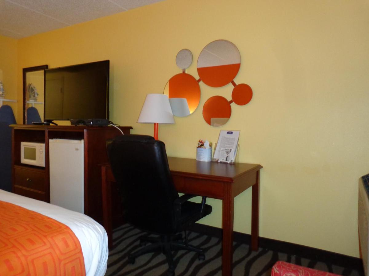 King Room - Non-Smoking at Howard Johnson by Wyndham Suffern
