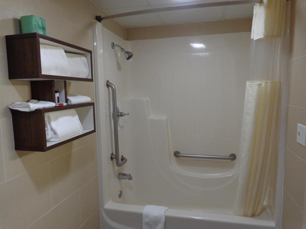 King Room with Bath Tub - Mobility/Hearing Accessible - Non-Smoking at Howard Johnson by Wyndham Suffern