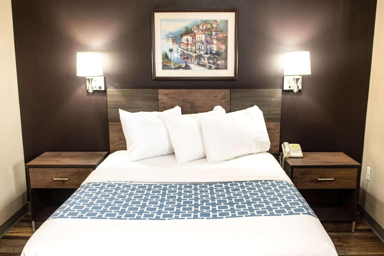 Queen Room with Kitchen - Non-Smoking at Suburban Studios Charlotte-Ballantyne