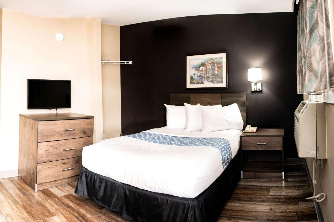 Queen Room with Kitchen - Non-Smoking at Suburban Studios Charlotte-Ballantyne