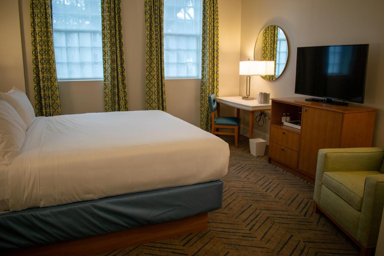Standard King Room at Centennial Plaza Resort Gulfport