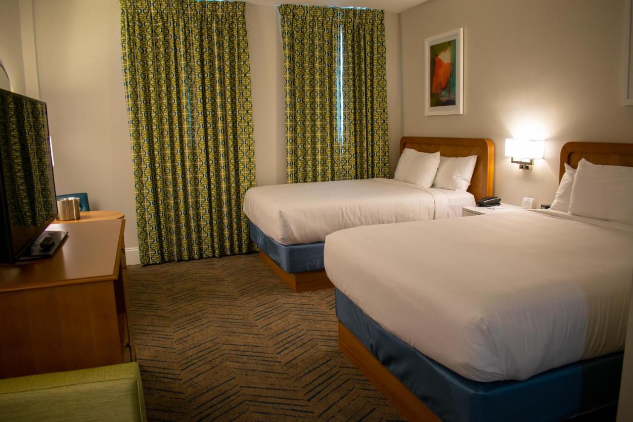 Deluxe Queen Room at Centennial Plaza Resort Gulfport
