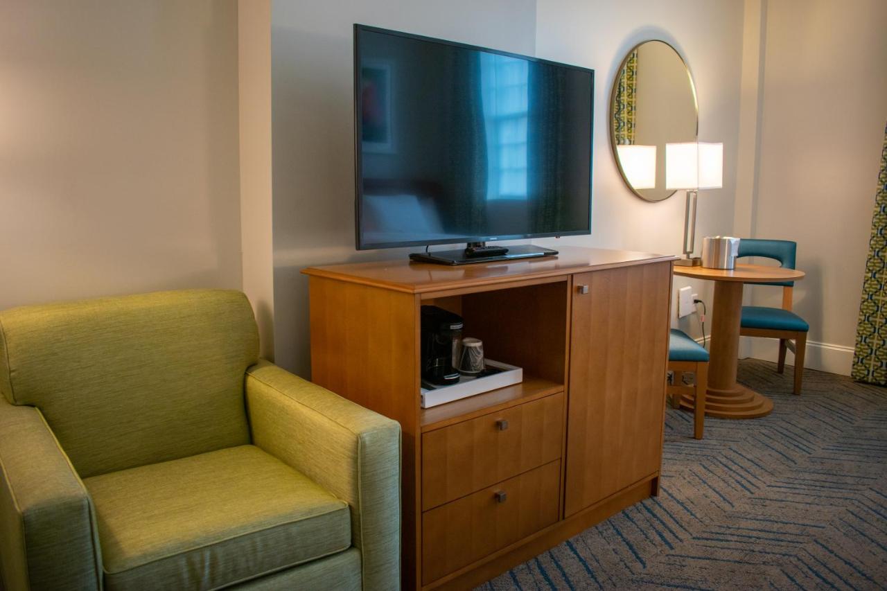 Deluxe Queen Room at Centennial Plaza Resort Gulfport