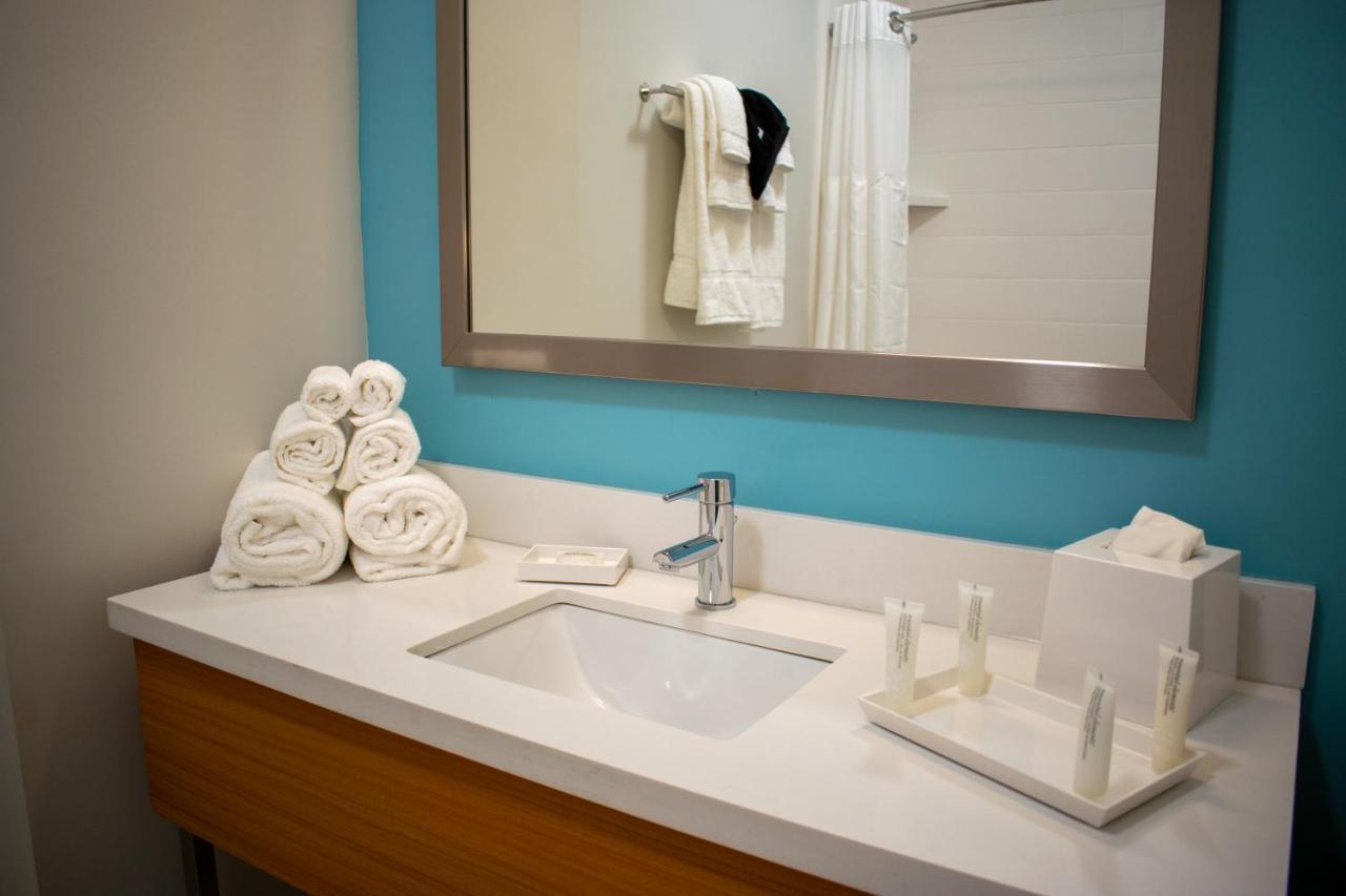 Deluxe Queen Room at Centennial Plaza Resort Gulfport
