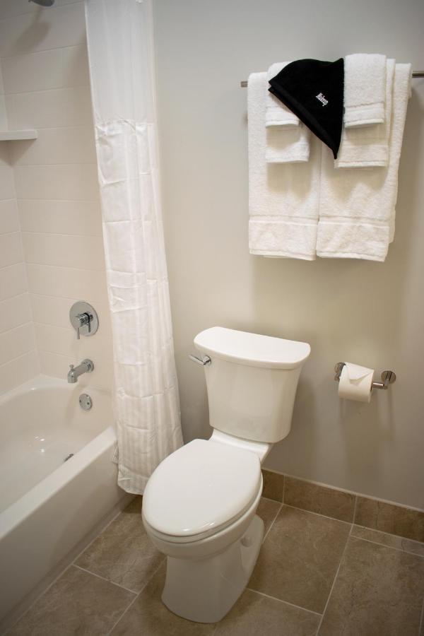 Deluxe Queen Room at Centennial Plaza Resort Gulfport