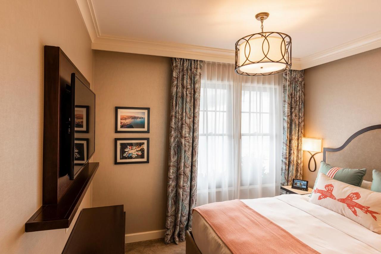 Queen Room at Hotel Atwater