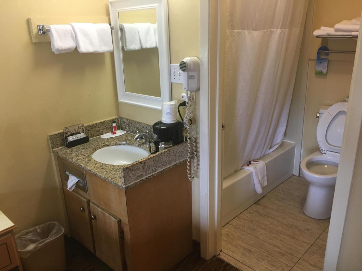 King Room with Jacuzzi - Non-Smoking at Days Inn by Wyndham Yazoo City