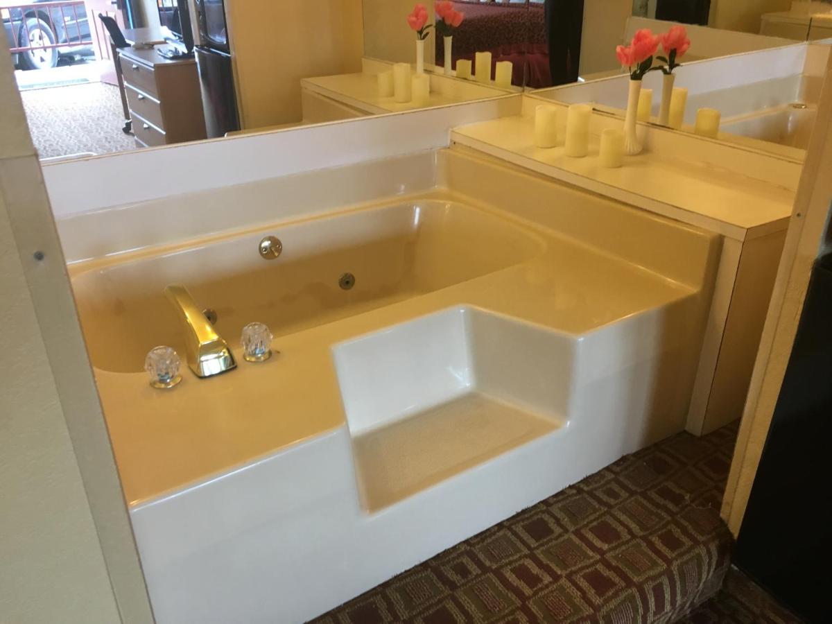 King Room with Jacuzzi - Non-Smoking at Days Inn by Wyndham Yazoo City