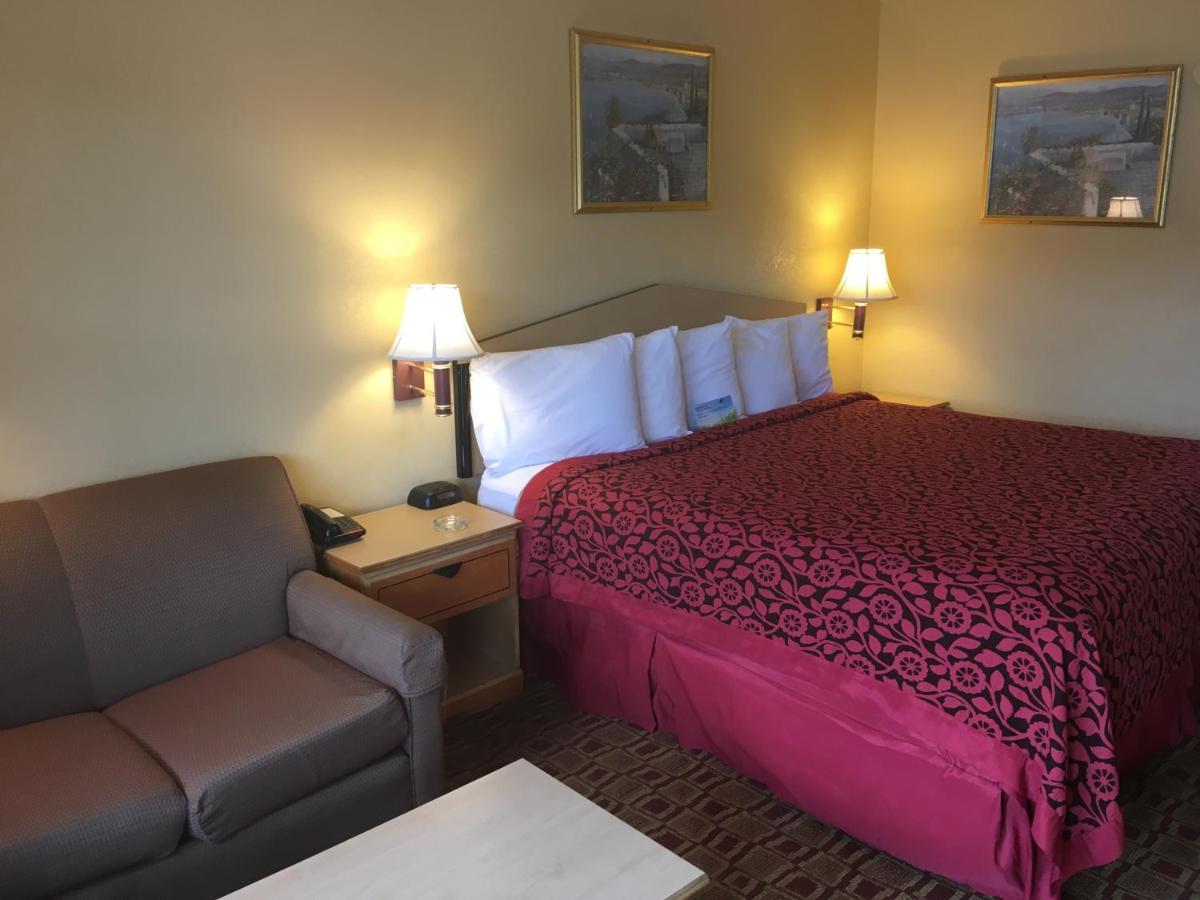King Room - Disability Access/Non-Smoking at Days Inn by Wyndham Yazoo City