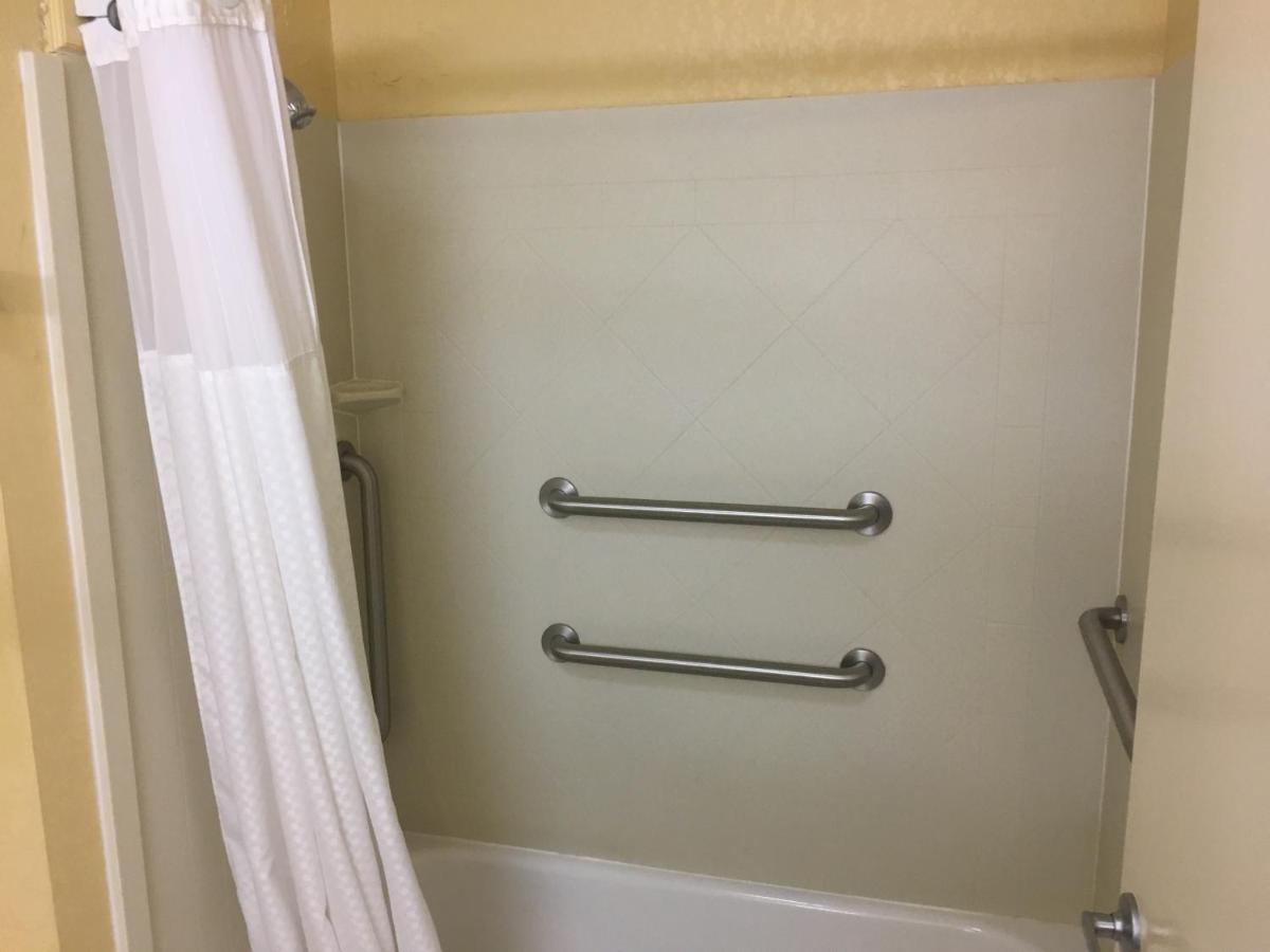 King Room - Disability Access/Non-Smoking at Days Inn by Wyndham Yazoo City